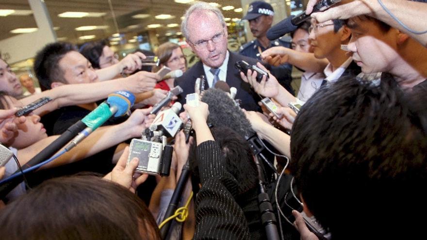 El negociador estadounidense, Christopher Hill (c), conversa con los periodistas a su llegada al aeropuerto de Singapur, el pasado lunes. Corea del Norte y Estados Unidos se reunieron para tratar el tema de la crisis nuclear.