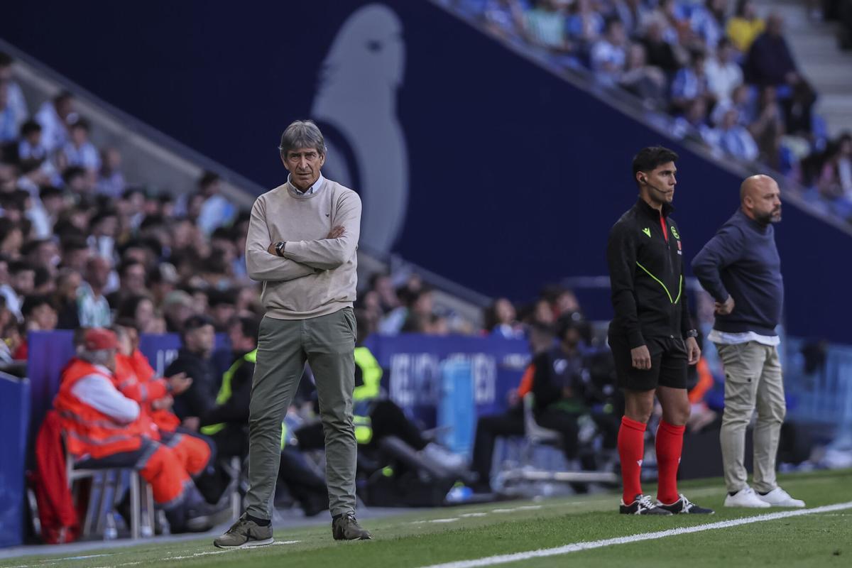 Pellegrini, con Manolo González al fondo, durante el Espanyol-Betis del pasado domingo.