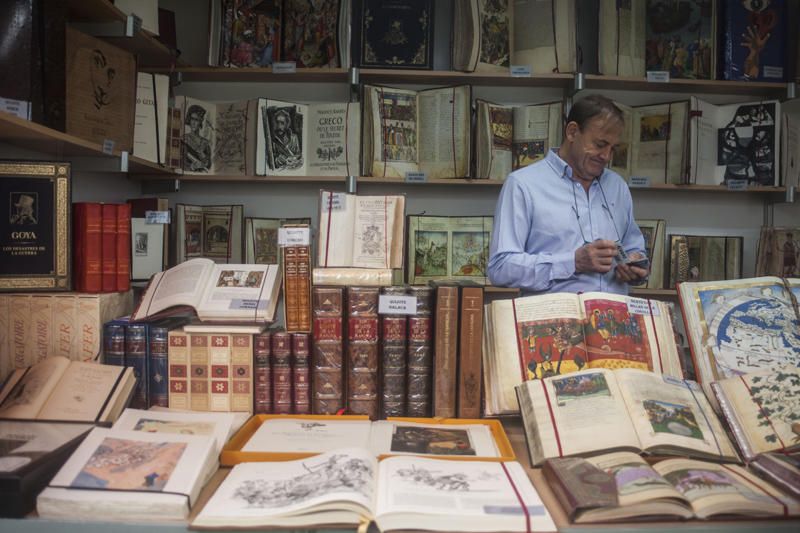 Ambiente en la Feria del Libro de València