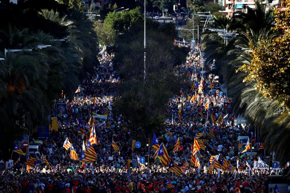 Unes 350.000 persones assisteixen a la manifestació contra la sentència de l'1-O a Barcelona