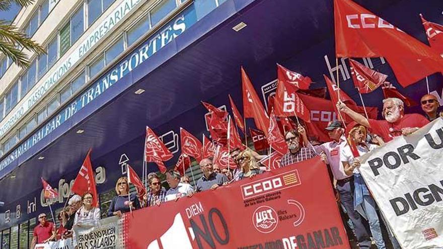 Protesta ante la patronal: Demanda de mejoras en las retribuciones