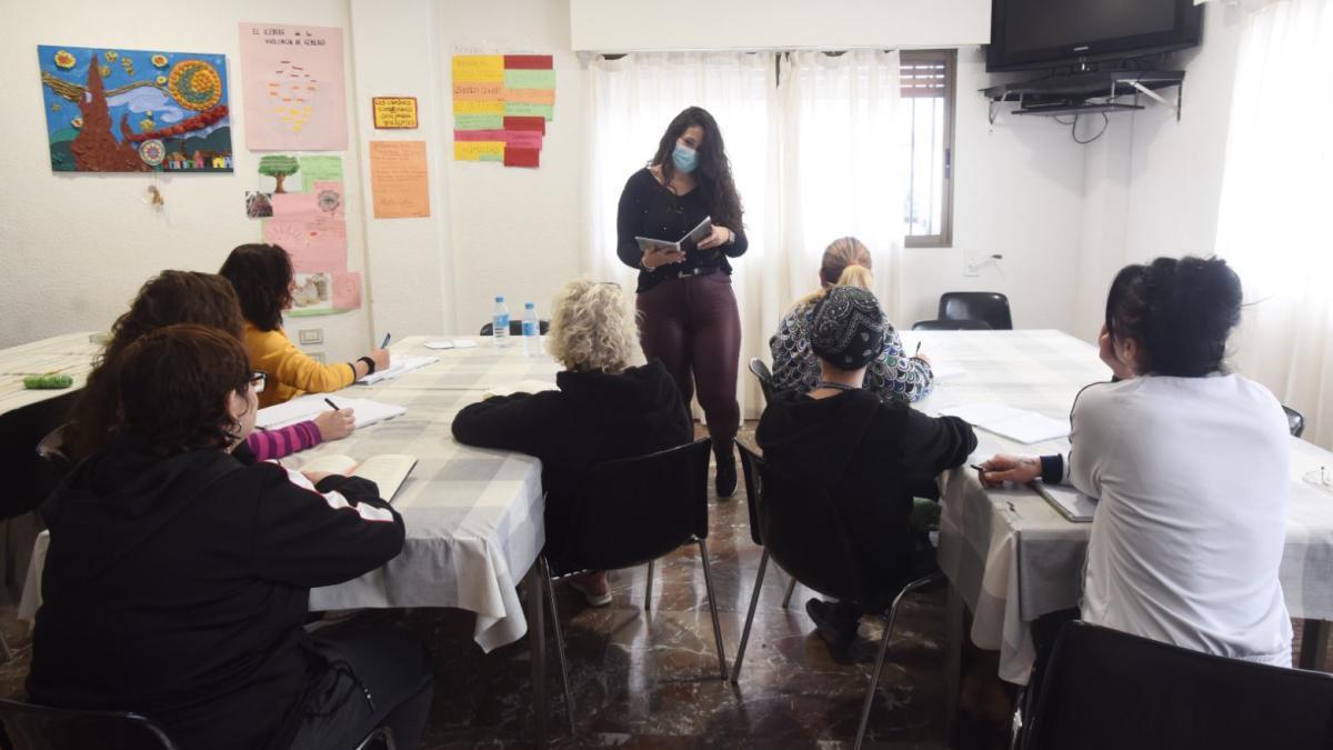 Mujeres en el centro que Temehi tiene en Molina de Segura.