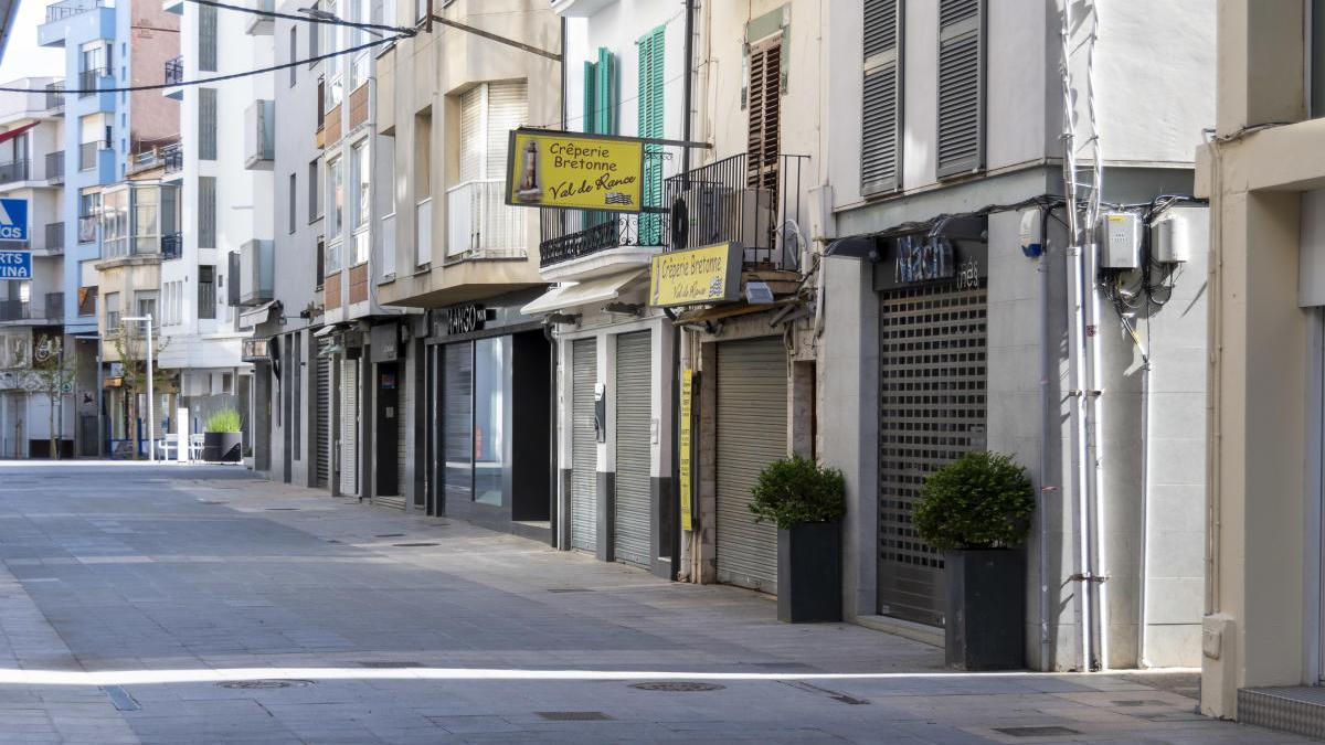 Carrer comercial de Roses durant l&#039;estat d&#039;alarma.