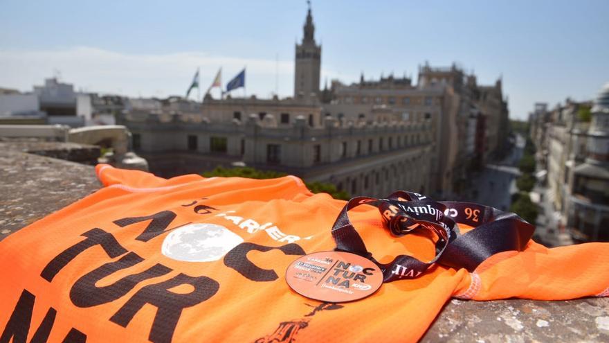 Camiseta y medalla de la 36 edición de la Carrera Nocturna del Guadalquivir.