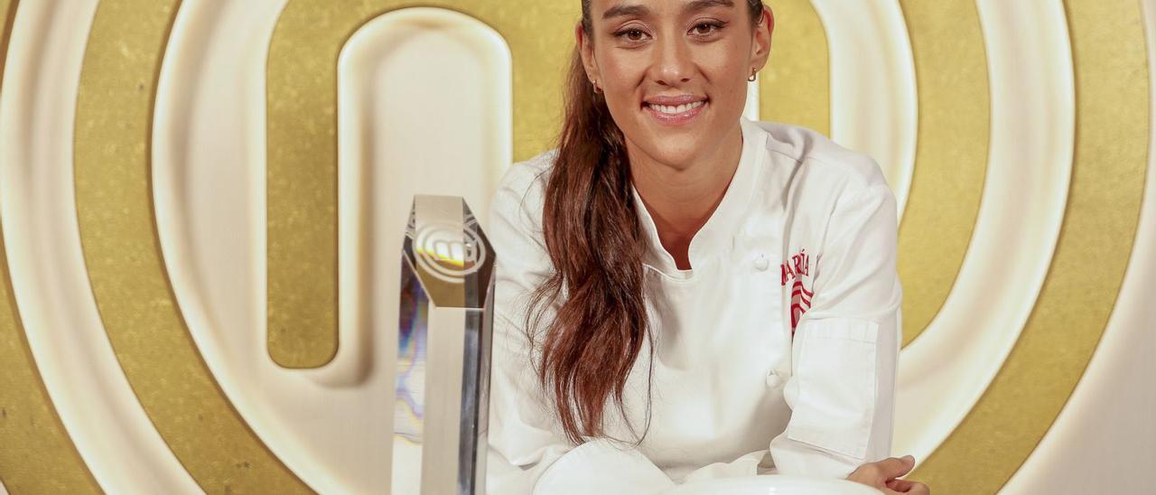 María Lo, con el trofeo de 
ganadora de ‘Masterchef 10’.   | // VÍCTOR CASADO