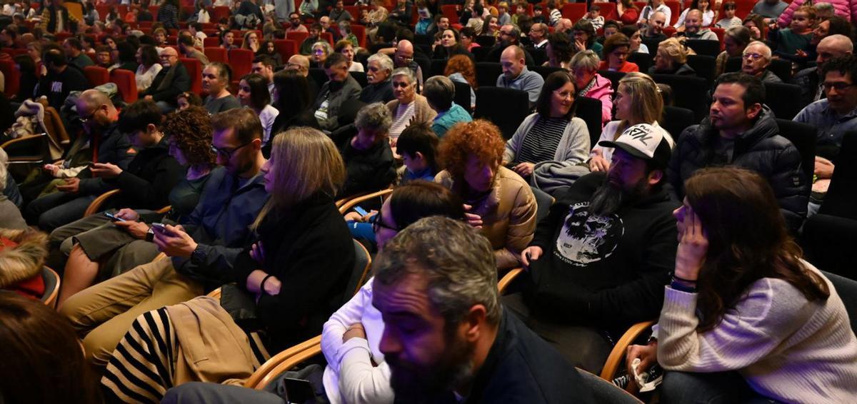 El auditorio del Pazo da Cultura se llenó para el último espectáculo del Salón do Libro.   | // RAFA VÁZQUEZ