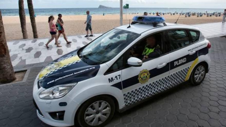 Un coche de la Policía Local patrullando por la playa de Levante.