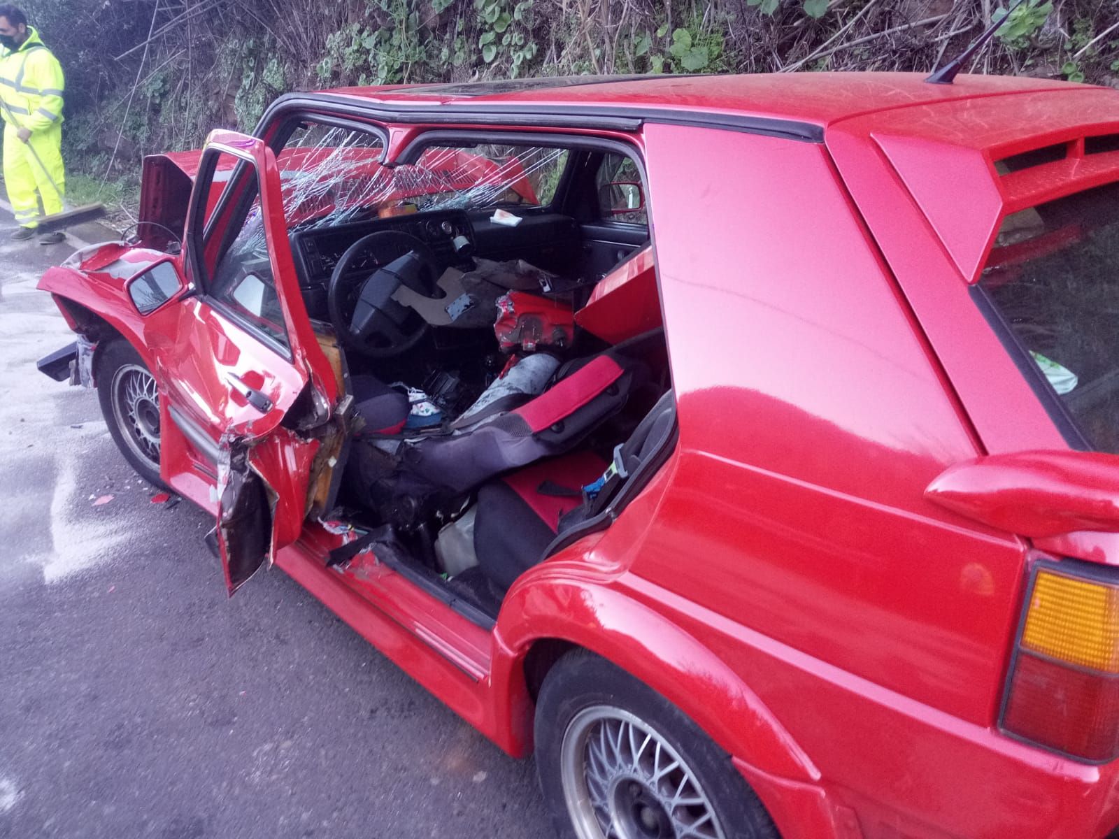 Una guagua y un coche colisionan en Utiaca