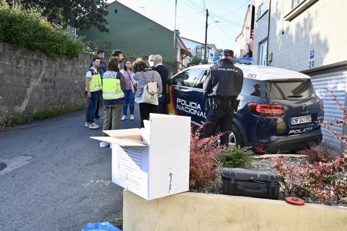 Los agentes hablando con los vecinos.