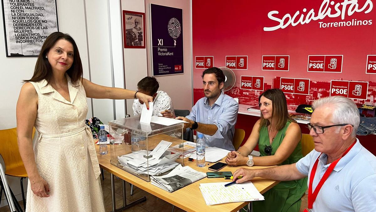La candidata del PSOE a la alcaldía de Torremolinos, Maribel Tocón, acude a votar.