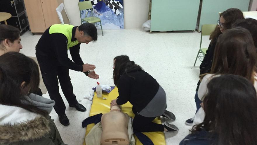 Policías Locales de Benalmádena salvan la vida a un niño de seis años con la maniobra de Heimlich