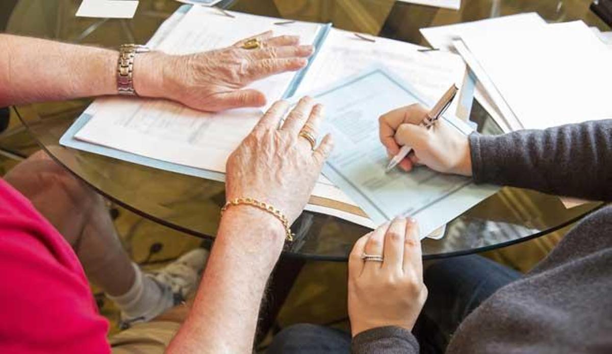 Dos personas firman una herencia