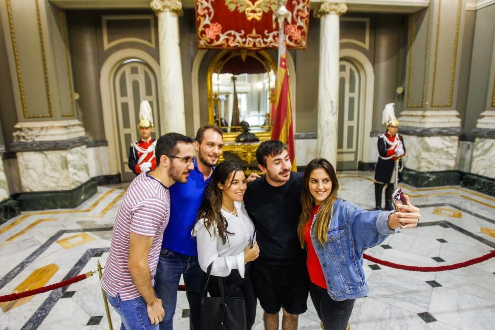 Los valencianos visitan la Real Senyera, expuesta en la sala de cristal