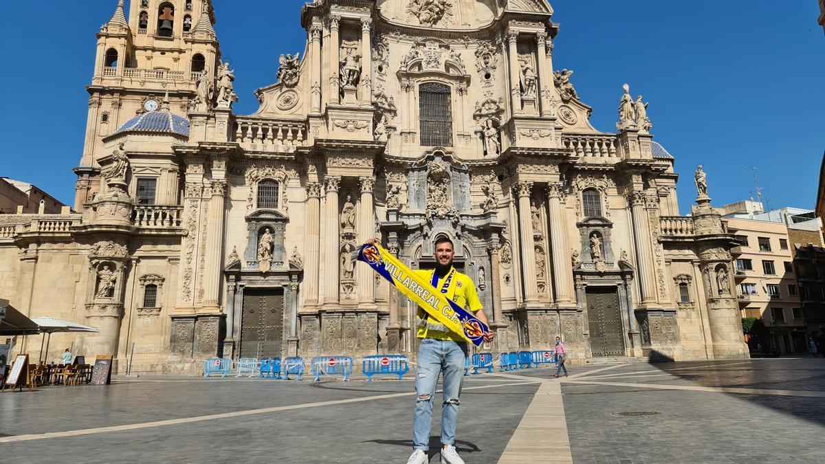 Carlos, en la catedral de Murcia presumiendo de colores amarillos este mismo viernes.