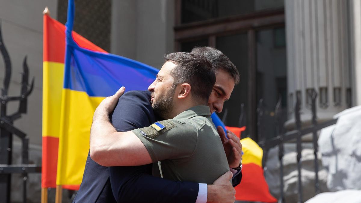 El presidente español, Pedro Sánchez, y el de Ucrania, Volodímir Zelenski, se abrazan durante una visita del primero a Kiev en  julio de 2023.