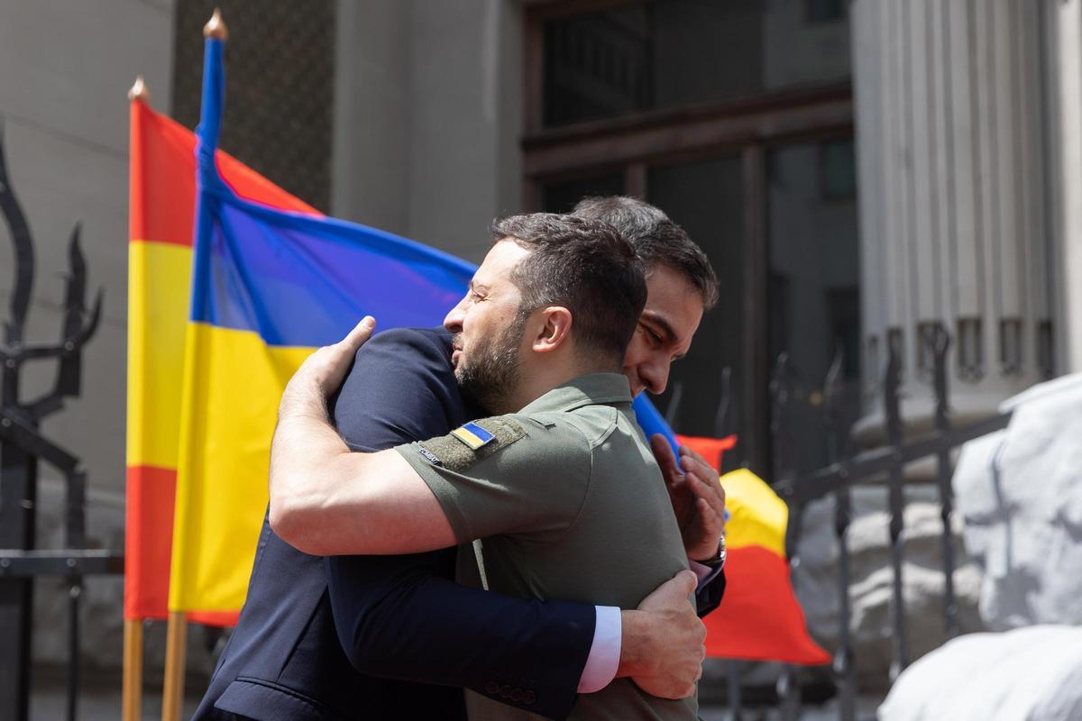 El presidente español, Pedro Sánchez, y el de Ucrania, Volodímir Zelenski, se abrazan durante una visita del primero a Kiev en  julio de 2023.