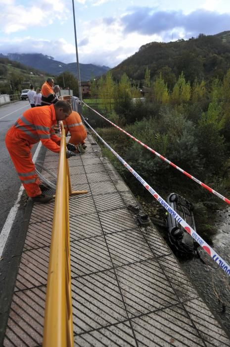 Caída de un coche desde el puente de La Chalana