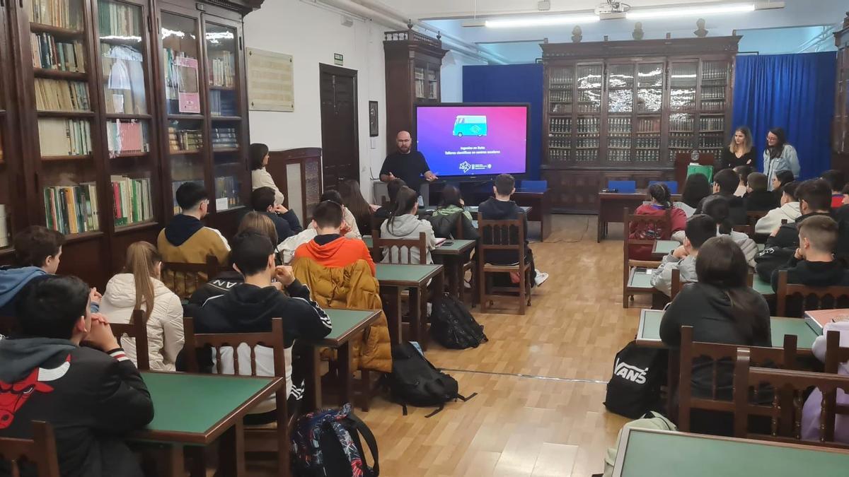 Asistentes a la jornada 'Ingenios en ruta' en el IES Aguilar y Eslava de Cabra.