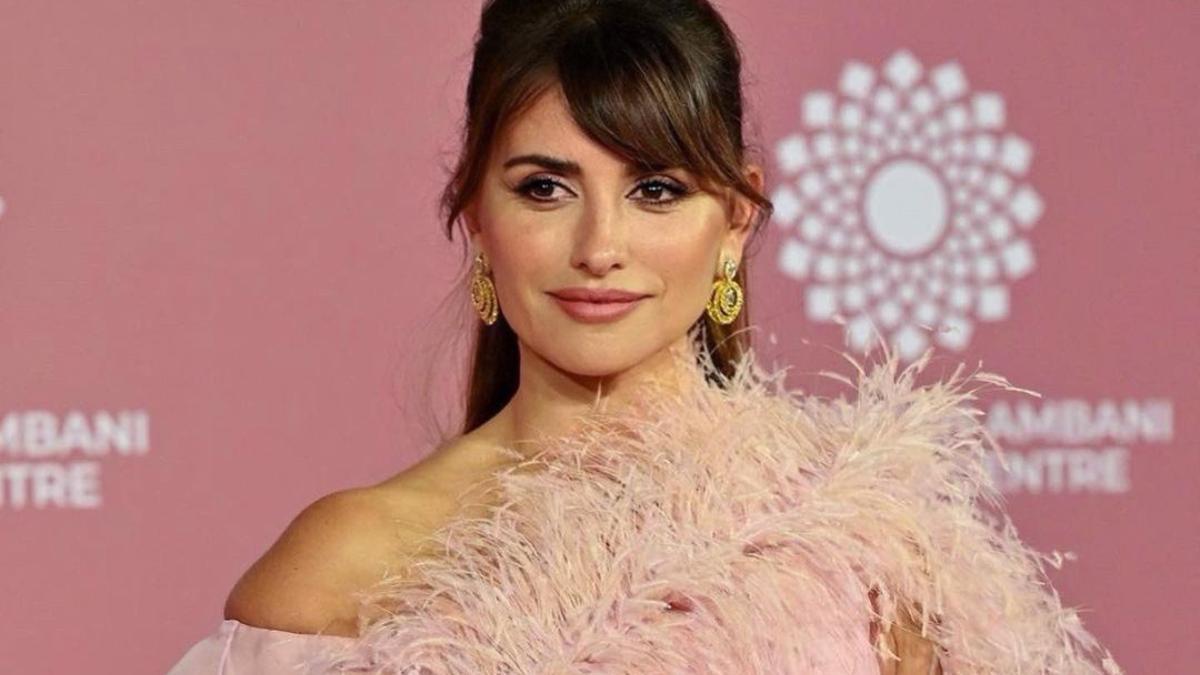 Penélope Cruz y su vestido rosa con plumas que ha dado la vuelta al mundo