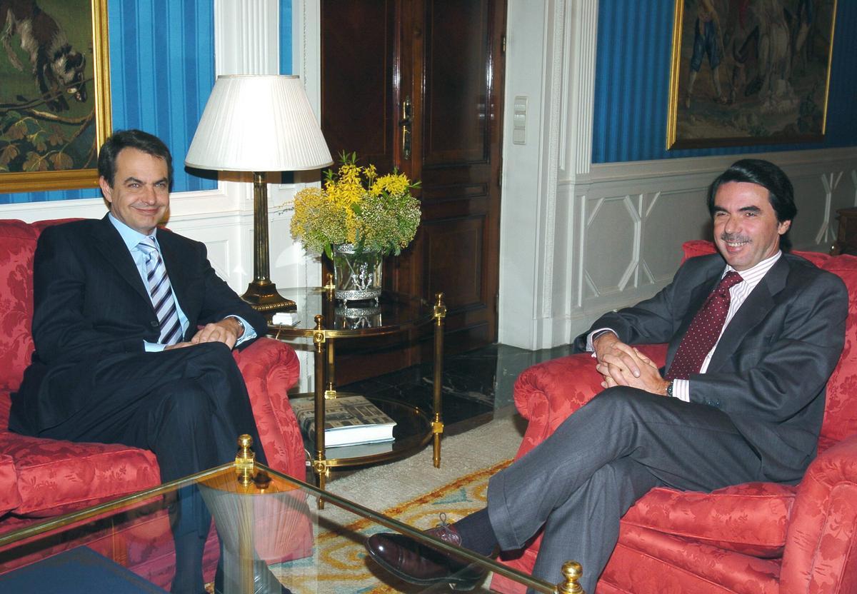 Reunión entre Aznar y Zapatero, en 2004.