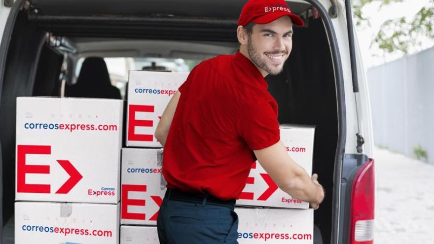 Un repartidor de Correos Express durante la entrega de envíos.