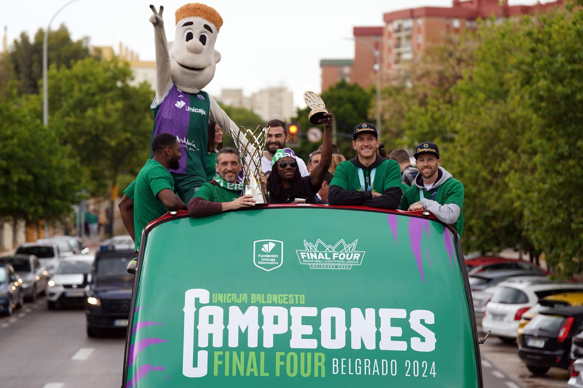 El Unicaja, campeón de la BCL, celebra el campeonato por las calles de la ciudad.
