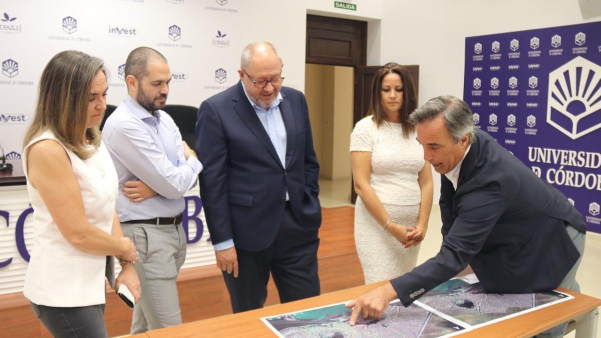 El director de la Unidad Patricia-UCO explica los hallazgos arqueológicos en la ciudad romana de Mellaria.
