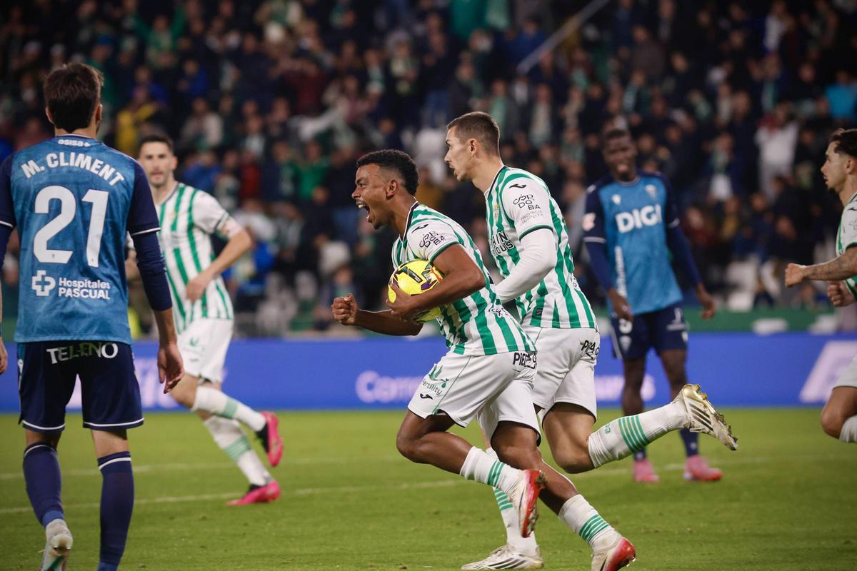 Dalisson de Almeida celebra su primer gol para el Córdoba CF en El Arcángel, el pasado domingo, ante el Cádiz CF.