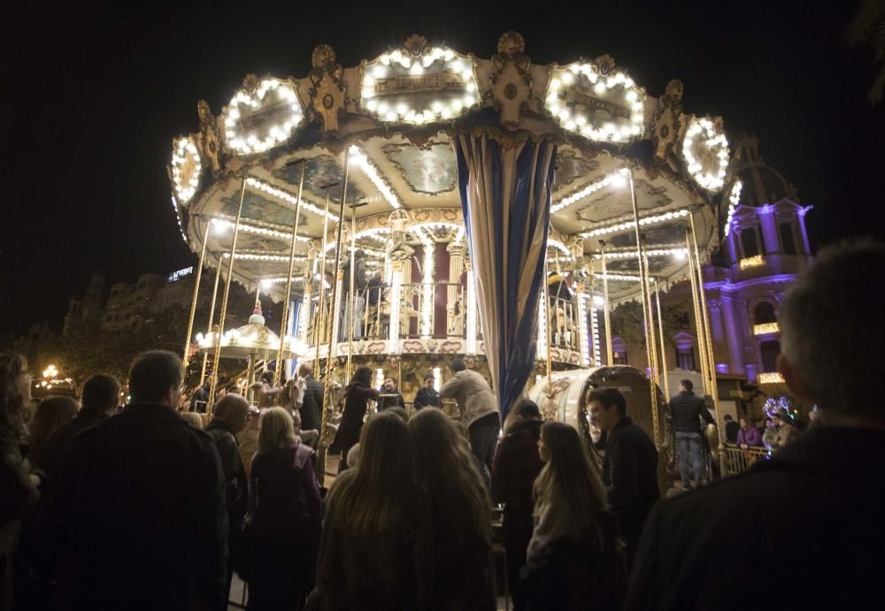 Llenazo en la plaza del Ayuntamiento de València durante el día festivo por el aniversario de la Constitución.