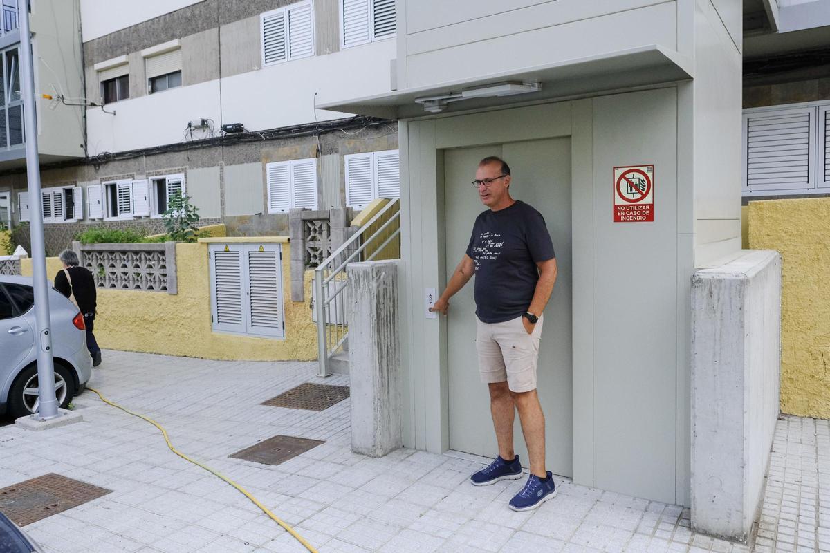 Eduardo Padrón, uno de los vecinos de Ruperto Chapí, muestra cómo uno de los ascensores no tiene el botón de llamada.