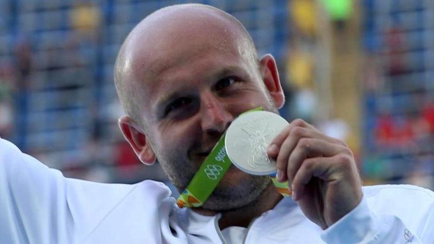 Un atleta polaco dona su medalla para ayudar a un niño con cáncer