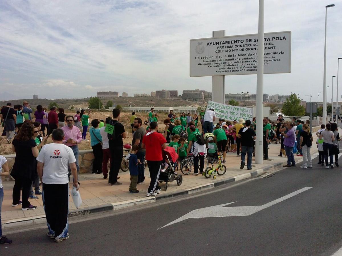 Una protesta en 2015 para conseguir un nuevo colegio y un instituto en Gran Alacant