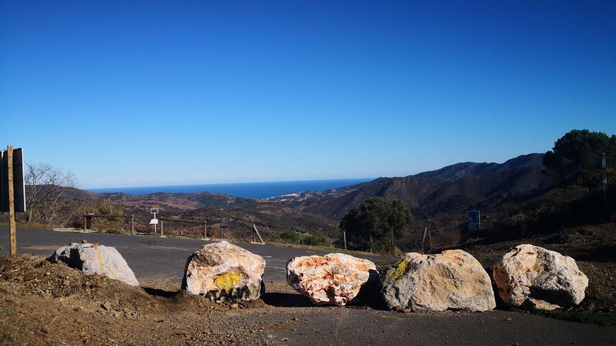 Pedres de grans dimensions bloquegen el pas fronterer del Coll de Banyuls entre Catalunya i França el 30 de novembre del 2021