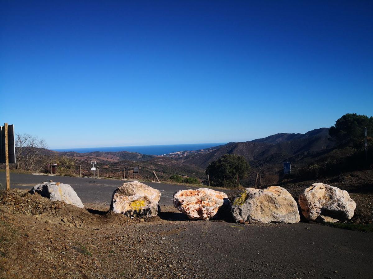 Pedres de grans dimensions bloquegen el pas fronterer del Coll de Banyuls entre Catalunya i França el 30 de novembre del 2021