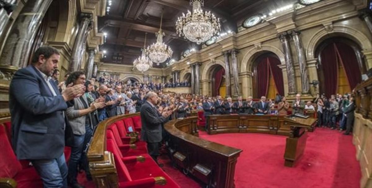 Los diputados independentistas aplauden el primer discurso de Carme Forcadell como presidenta del Parlament mientras los no soberanistas permanecen sentados, ayer.