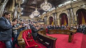 Los diputados independentistas aplauden el primer discurso de Carme Forcadell como presidenta del Parlament mientras los no soberanistas permanecen sentados.