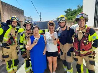 Un gato de pocos meses es rescatado por los bomberos del Sepei tras caer en un pozo en Coria