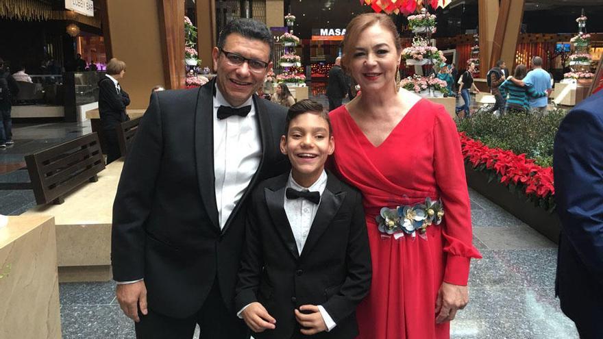 Adrián Martín Vega, en Las Vegas junto a sus padres.