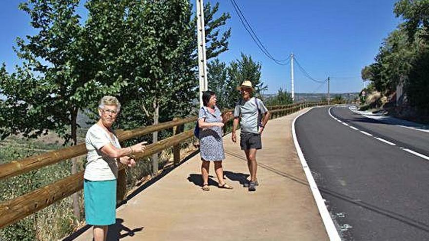 María González, ante dos turistas, en el paseo adecuado en La Ronda de Fermoselle.