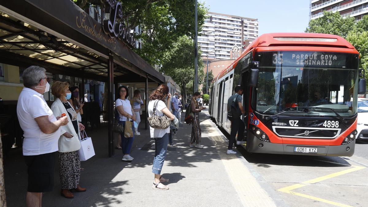 Un autobús urbano de Zaragoza en el paseo María Agustín.