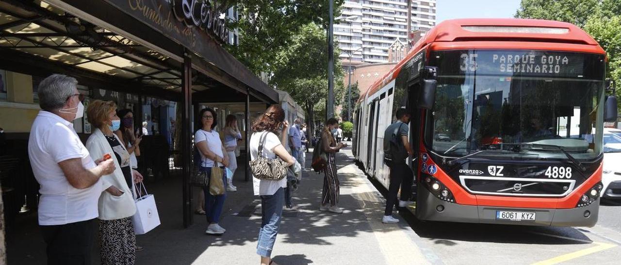 Un autobús urbano de Zaragoza en el paseo María Agustín.