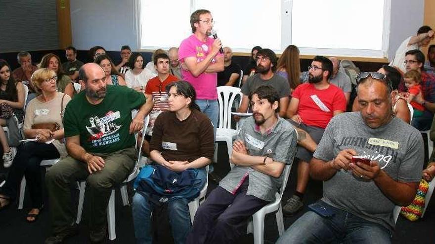 Asamblea de Mareas en Común, ayer, en A Estrada. // Bernabé / V.E.