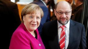 La cancillera Angela Merkel y el líder socialdemócrata Martin Schulz, antes de empezar las conversaciones para formar Gobierno, en Berlín.