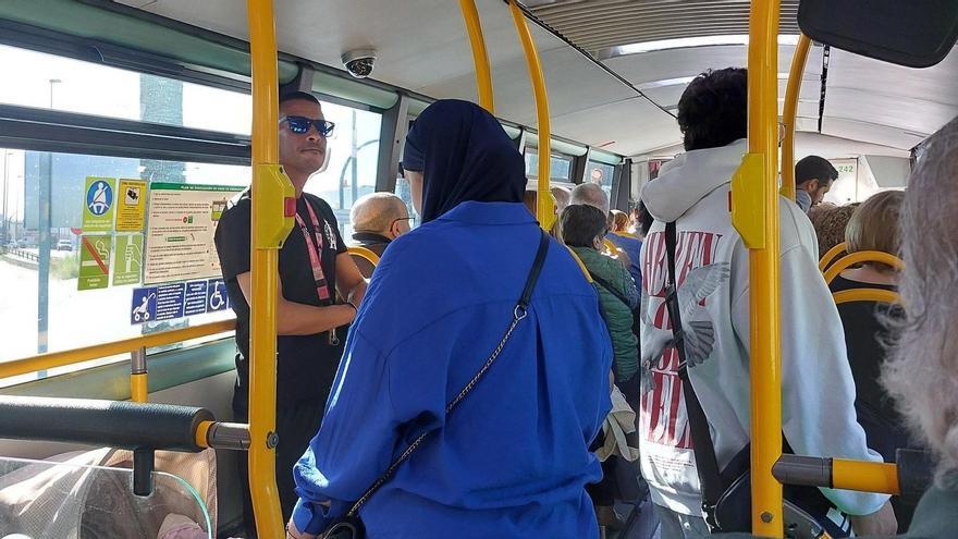 Un grupo de personas usando el transporte público en Molina de Segura.