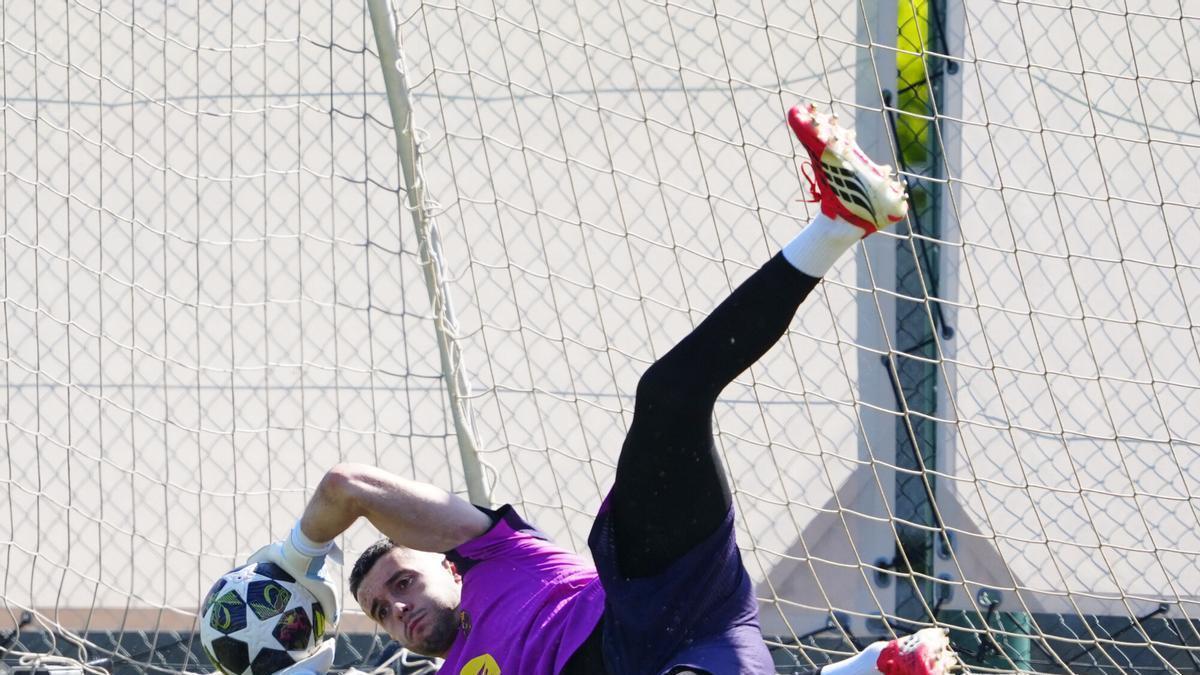Joan García entrena con normalidad a 24 horas del duelo ante el Rayo