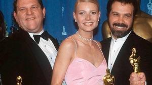 Weinstein y Paltrow, recogiendo la cosecha de Oscar que se llevó ’Shakespeare in love’.