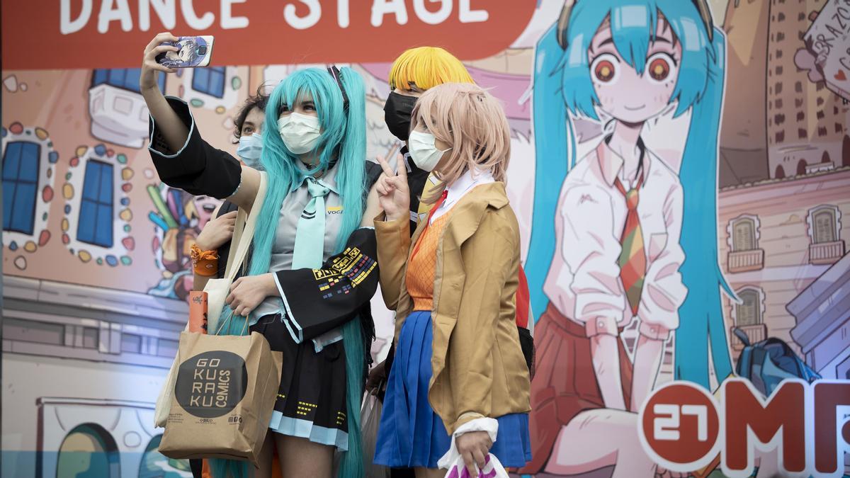 Un grupo de cosplayers se hacen un selfie.