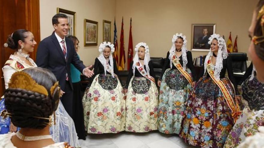 Las Falleras de Valencia  y Alzira visitan Elda