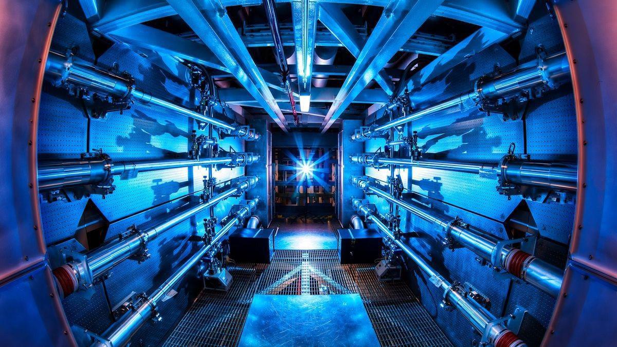 Imagen del interior de la instalación en la que se activan los láseres para la fusión./ Damien Jemison (Lawrence Livermore National Laboratory)