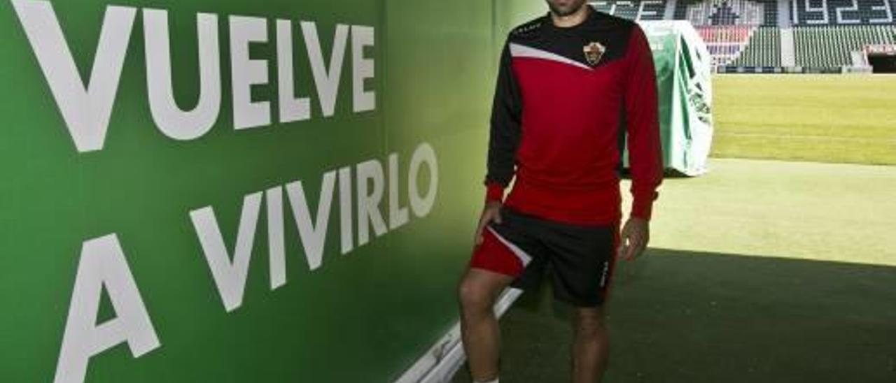 El capitán franjiverde Lolo en el túnel de vestuarios del Martínez Valero.